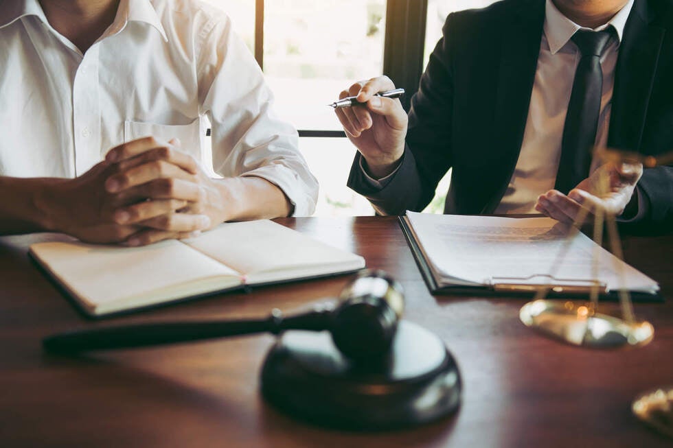A visual representation of a Las Vegas Nevada courtroom setting where a defendant meets with a representative from Gallo Criminal Defense Las Vegas during an arraignment hearing to discuss the case timeline.