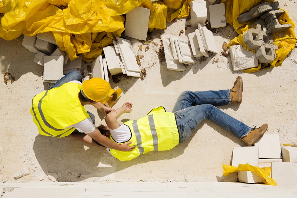Hombre herido en una obra de construcción