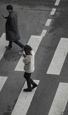distracted walking and personal injury claims
