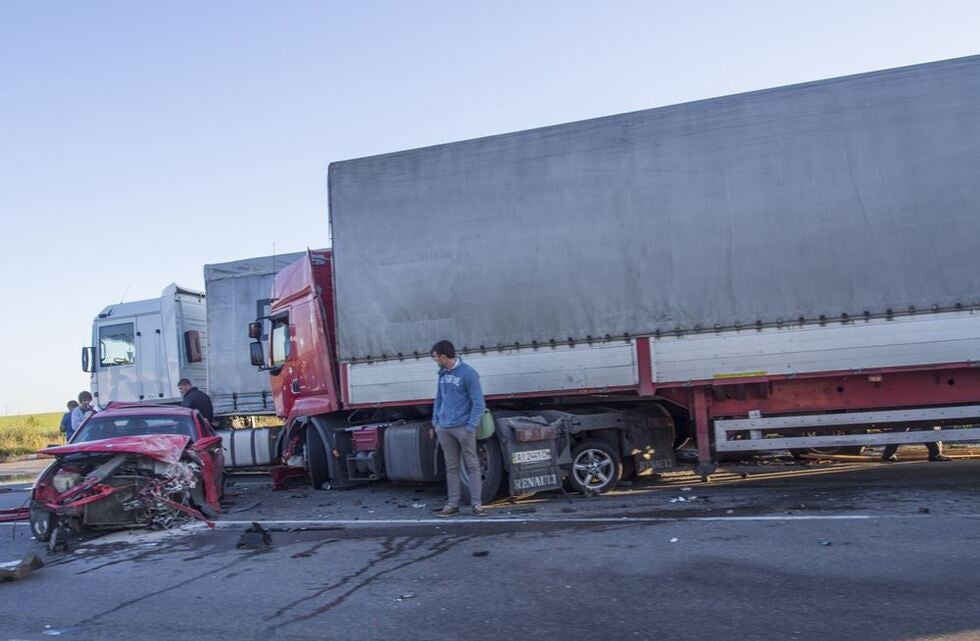 1 Killed in Tractor Trailer Crash on Asheville Hwy