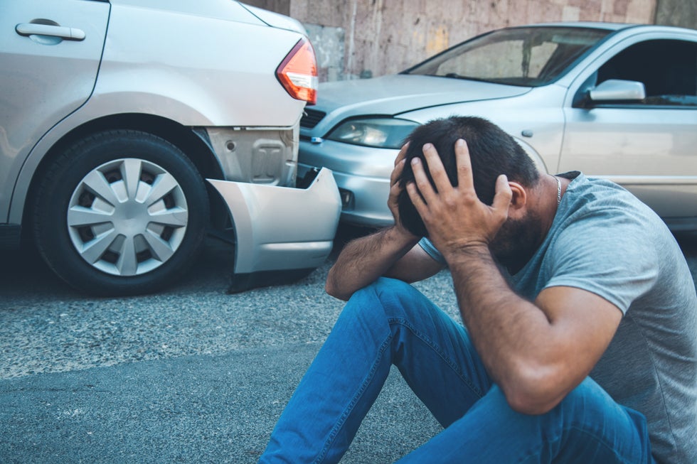 Víctima de accidente automovilístico en Nueva Jersey sosteniéndose la cabeza tras un choque — abogados de lesiones personales de Khorozian Law Group