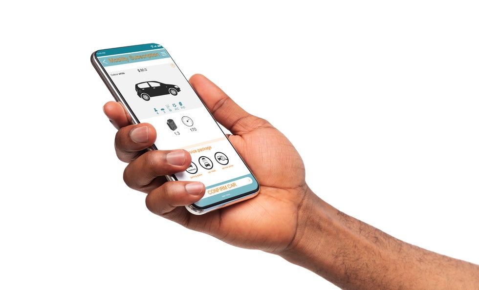 Driver using a smartphone app to document a car accident in New Jersey