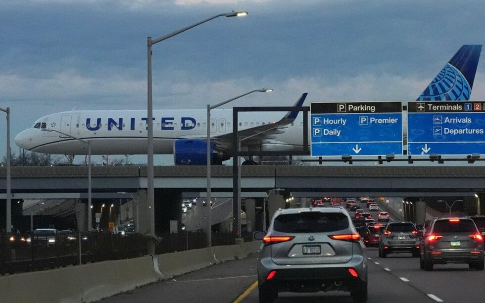United plane near Newark Airport above NJ Turnpike traffic, highlighting accident risk in New Jersey corridor