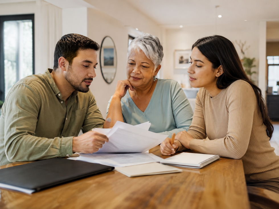 Miami Lakes family meeting with a Florida trust attorney to compare living trusts and testamentary trusts