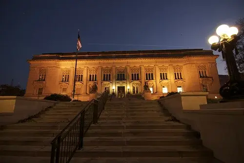 ILSupremeCourtBldg500Flickrlilhelen.jpg